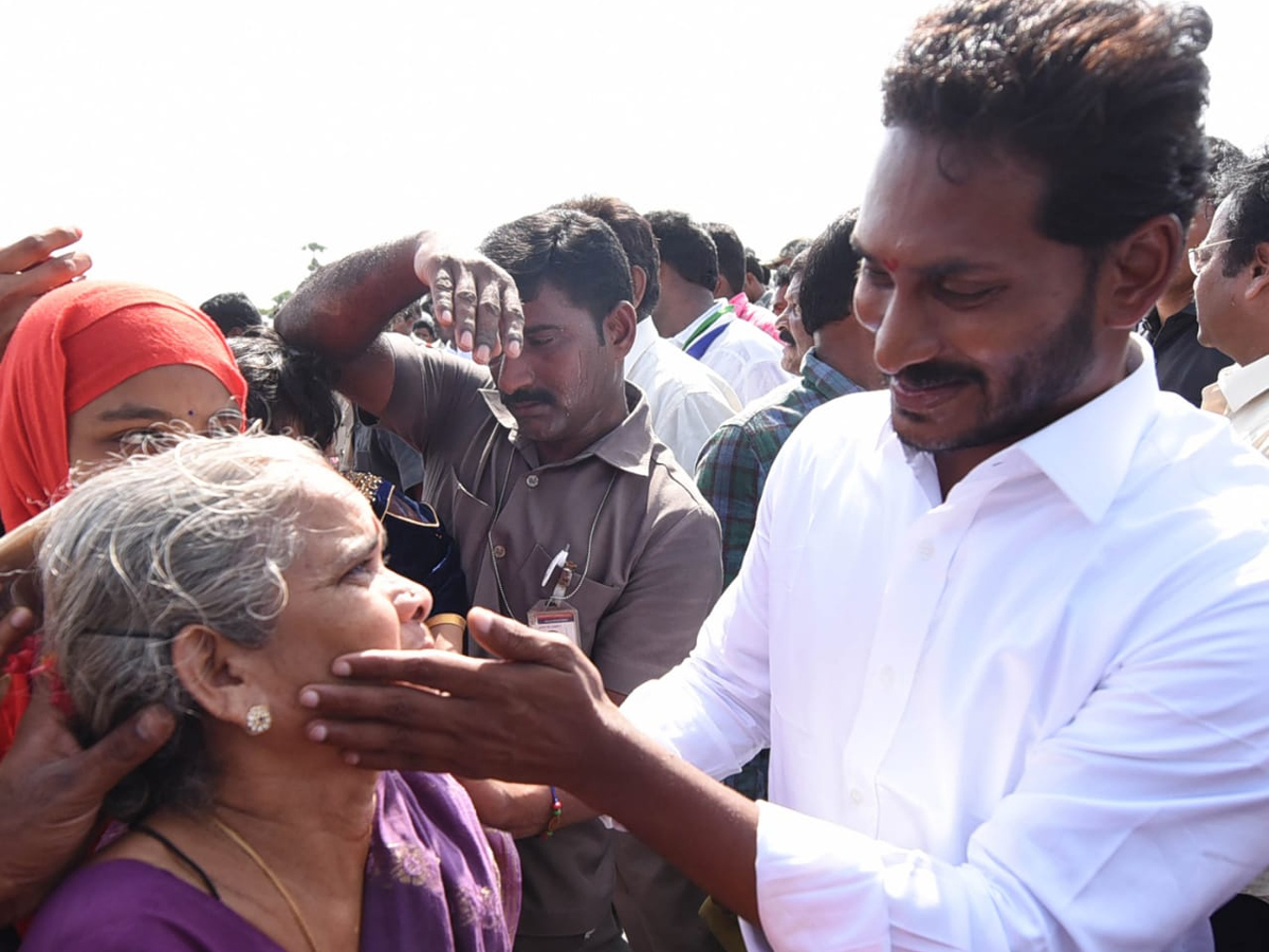 YS Jagan PrajaSankalpaYatra Day 229 Starts From Durgada - Sakshi4