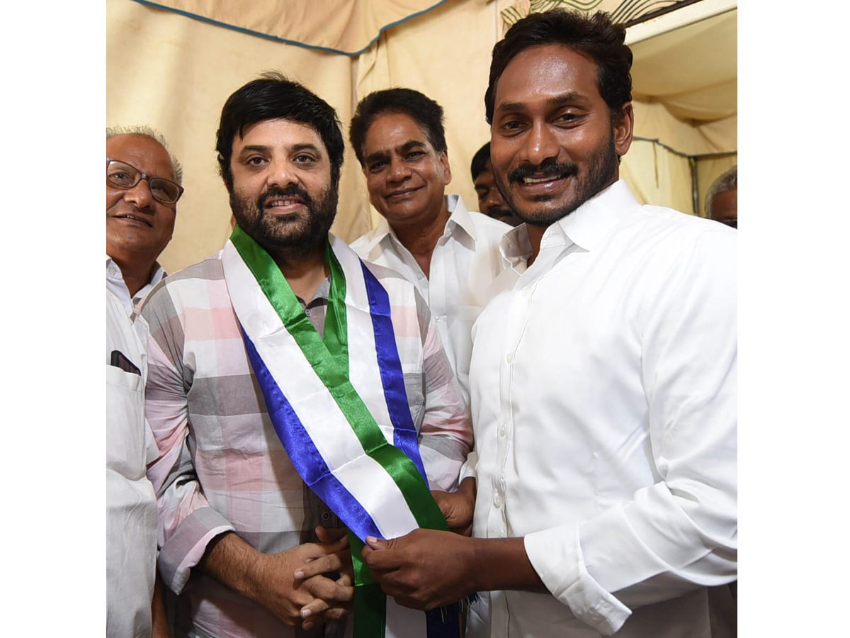 YS Jagan PrajaSankalpaYatra Day 230 Starts From Kattipudi - Sakshi10