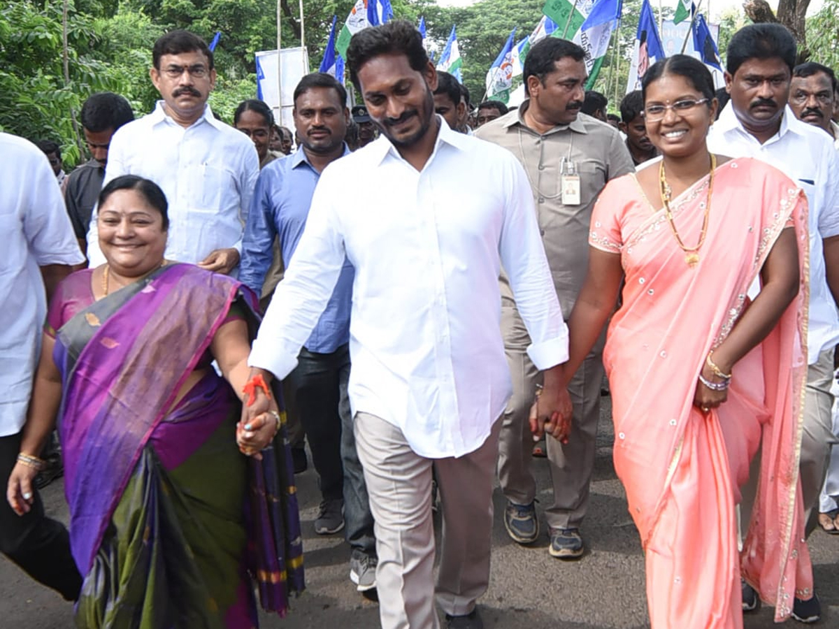 YS Jagan PrajaSankalpaYatra Day 230 Starts From Kattipudi - Sakshi16