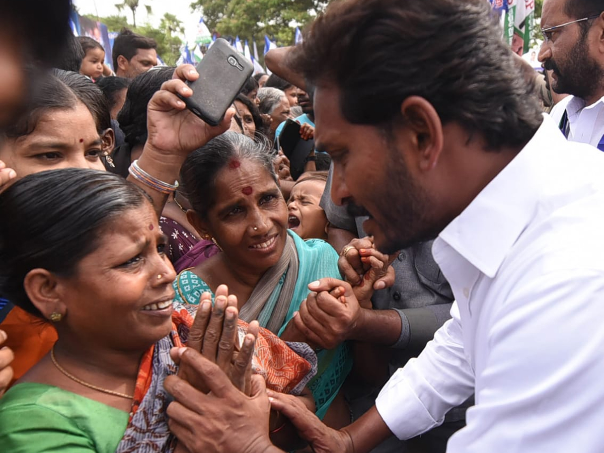 YS Jagan PrajaSankalpaYatra Day 230 Starts From Kattipudi - Sakshi19