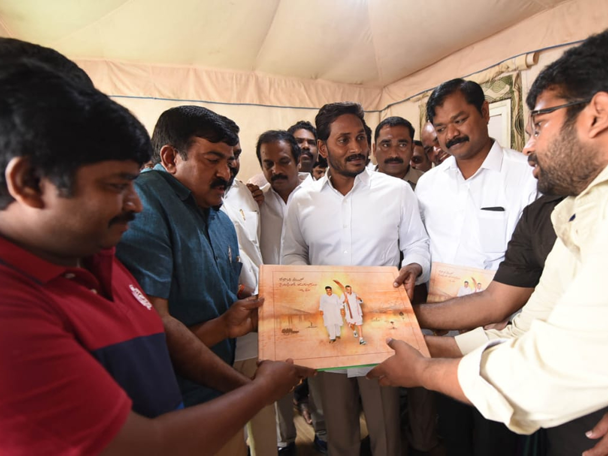 YS Jagan PrajaSankalpaYatra Day 230 Starts From Kattipudi - Sakshi5