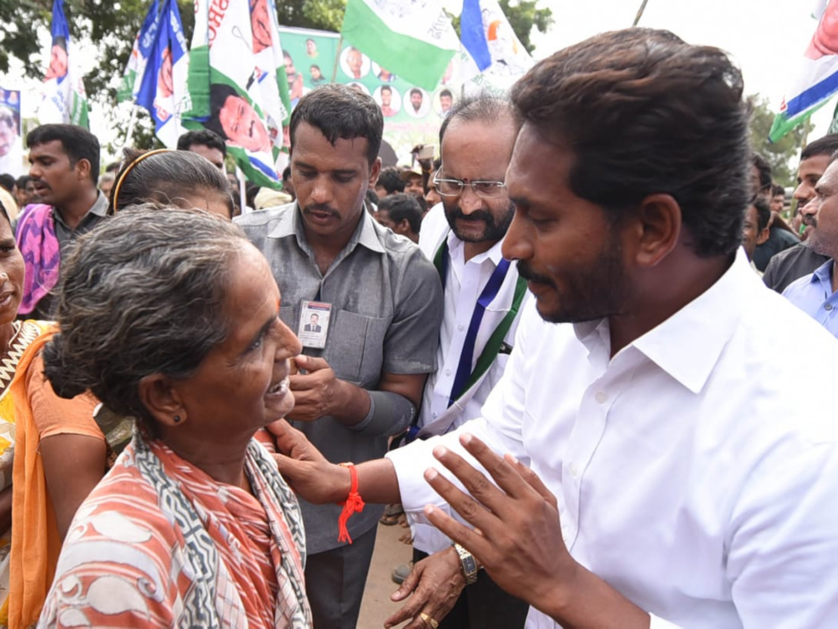 YS Jagan PrajaSankalpaYatra Day 230 Starts From Kattipudi - Sakshi7