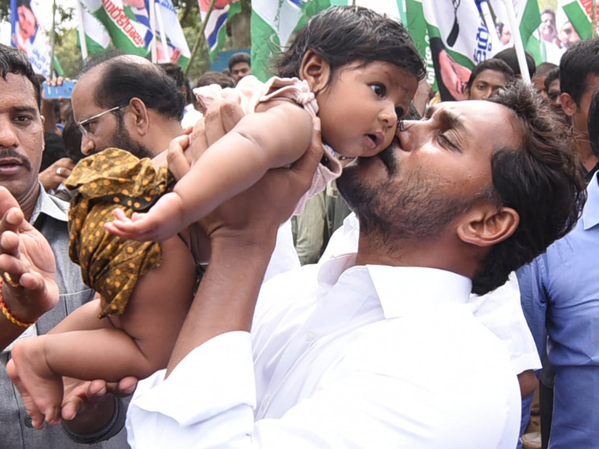YS Jagan PrajaSankalpaYatra Day 230 Starts From Kattipudi - Sakshi9