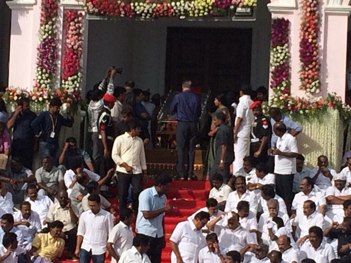 PM Modi pays tribute to Karunanidhi at Rajaji Hall Photo Gallery - Sakshi9