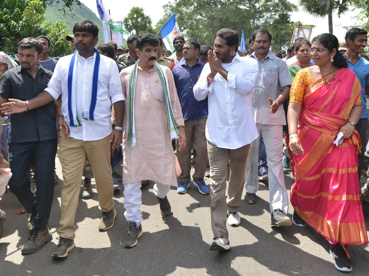 YS Jagan PrajaSankalpaYatra Day 251 Photo Gallery - Sakshi10