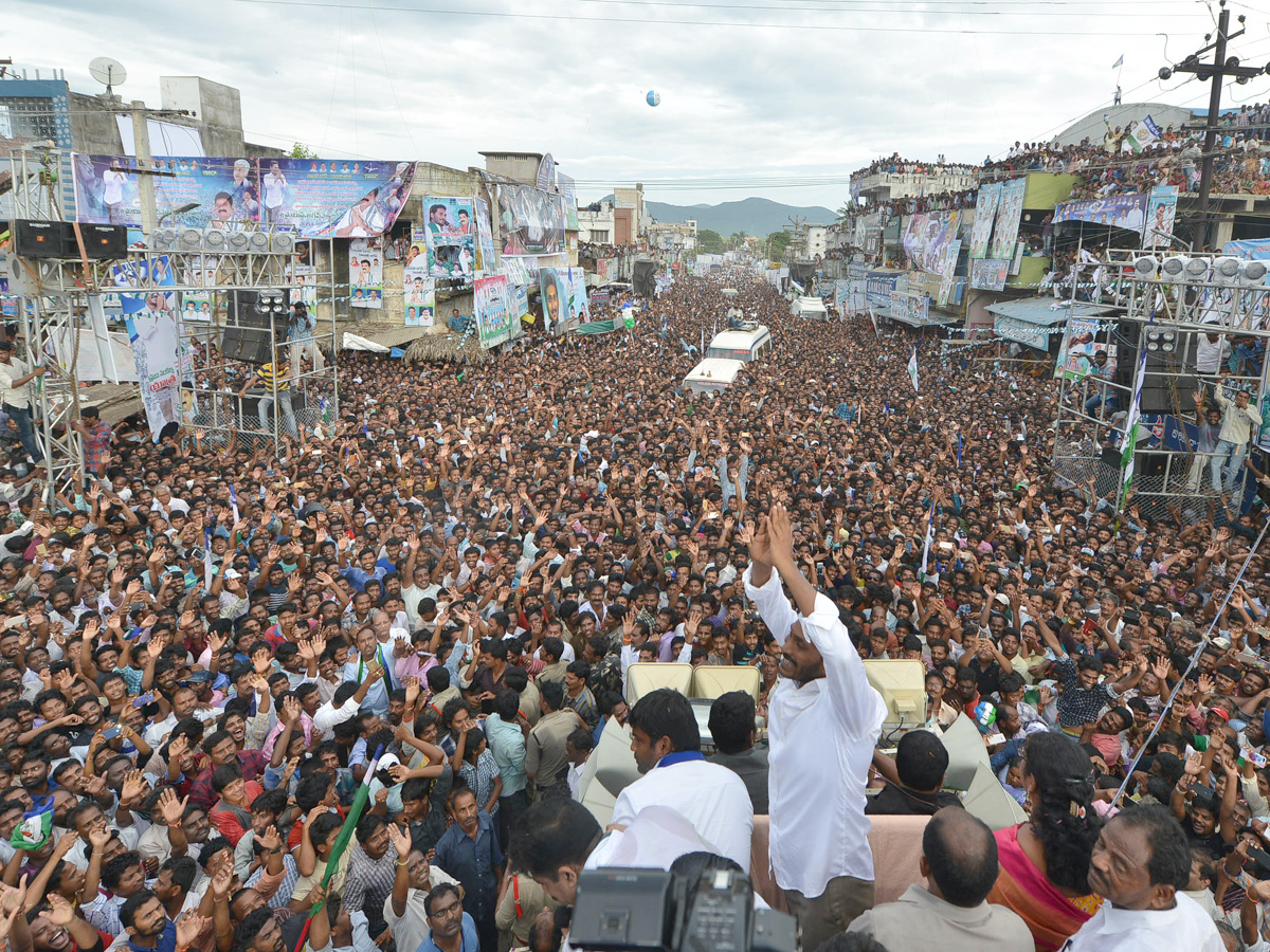 ys jagan prajasankalpayatra photos Chodavaram visakhapatanam - Sakshi8