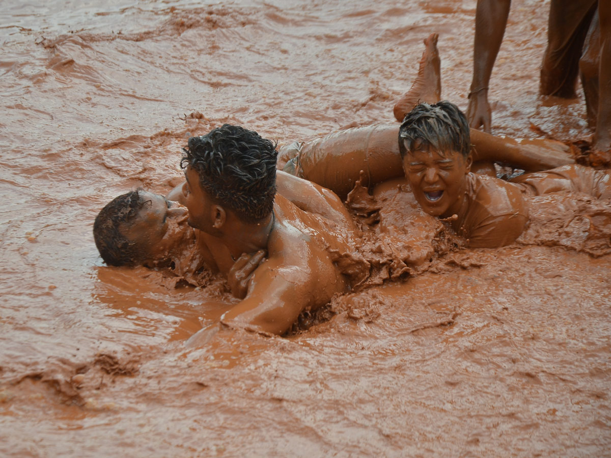 Boduppal hanumaan tepul vadha mud festival Photo Gallery - Sakshi1