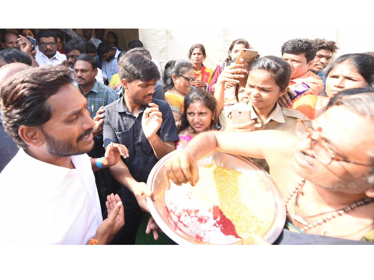 YS Jagan PrajaSankalpaYatra Day 260th Photo Gallery - Sakshi10