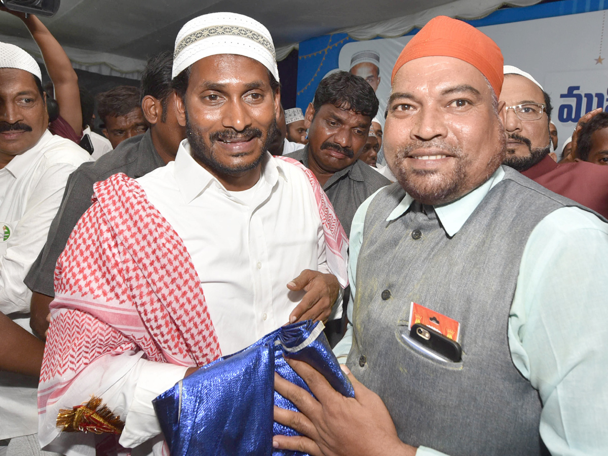YS Jagan Mohan Reddy In Muslim Minority Meeting vishakapatnam Photo Gallery - Sakshi17
