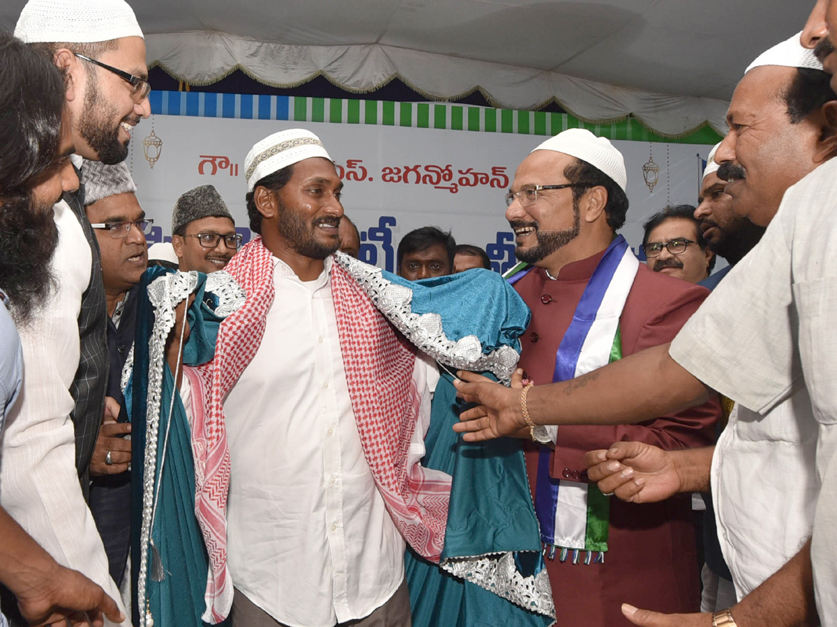 YS Jagan Mohan Reddy In Muslim Minority Meeting vishakapatnam Photo Gallery - Sakshi8