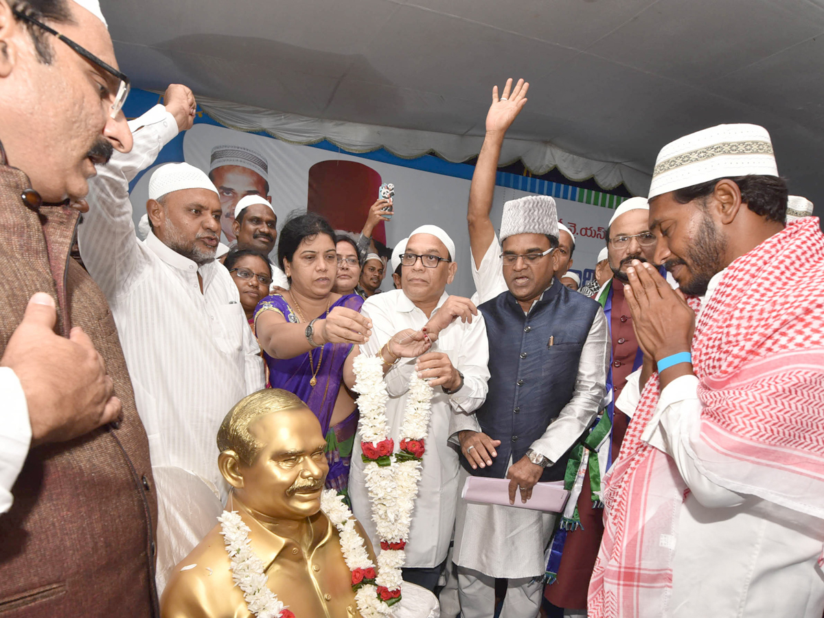 YS Jagan Mohan Reddy In Muslim Minority Meeting vishakapatnam Photo Gallery - Sakshi10