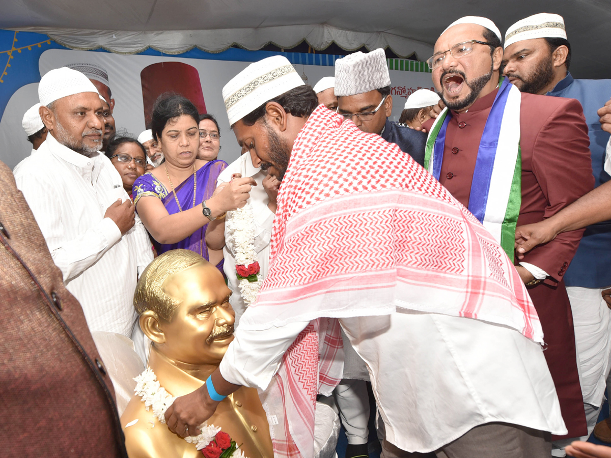 YS Jagan Mohan Reddy In Muslim Minority Meeting vishakapatnam Photo Gallery - Sakshi11