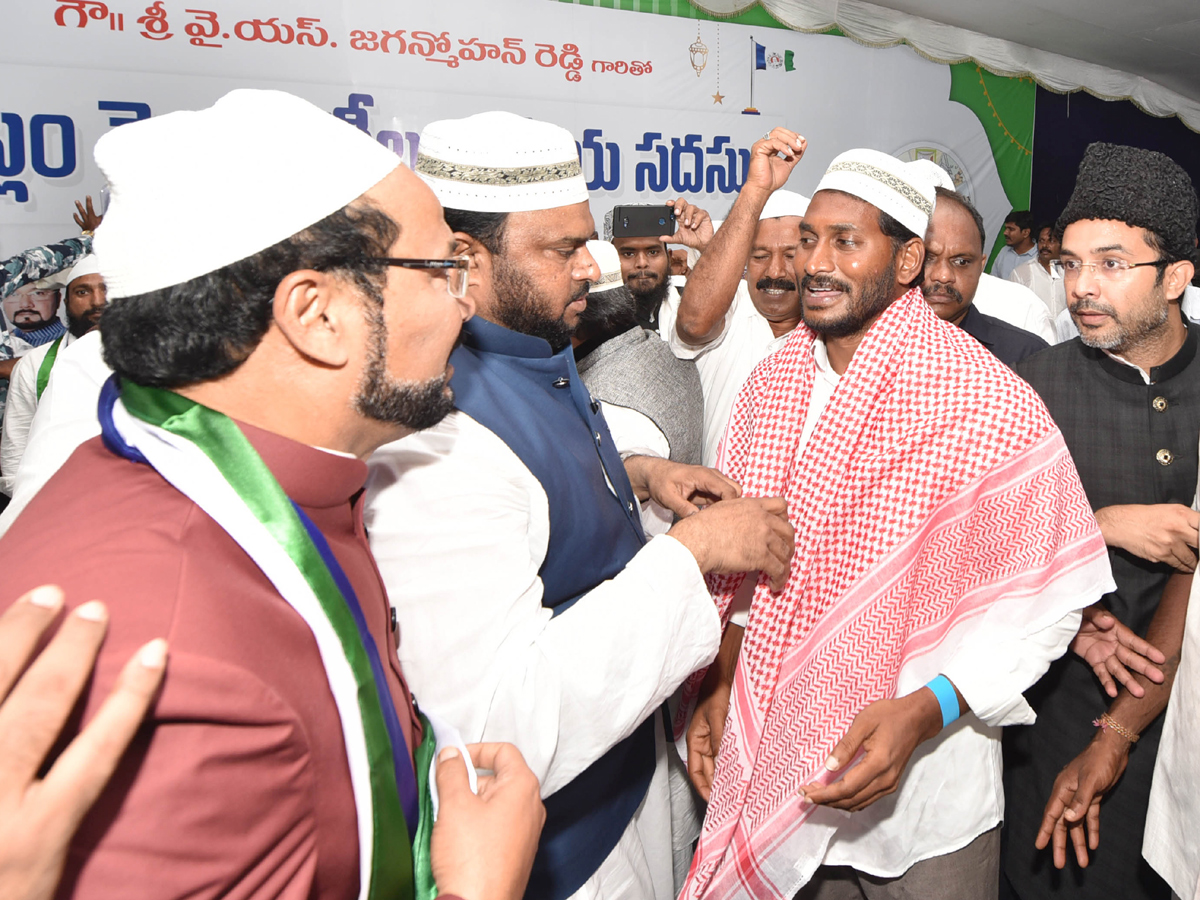 YS Jagan Mohan Reddy In Muslim Minority Meeting vishakapatnam Photo Gallery - Sakshi12