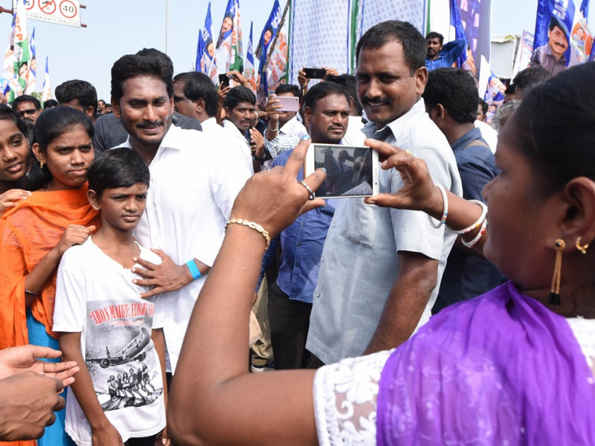 YS jagan padayatra photo gallery - Sakshi16