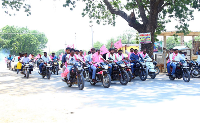 ముత్తిరెడ్డికి అనుకూలంగా ర్యాలీ నిర్వహిస్తున్న టీఆర్ఎస్ యూత్ సభ్యులు 1