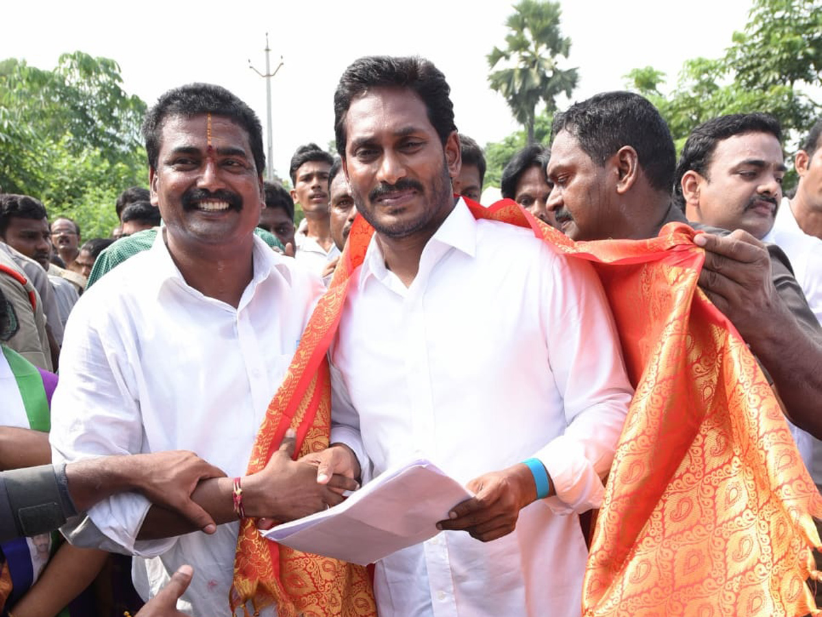 YS jagan padayatra photo gallery - Sakshi15