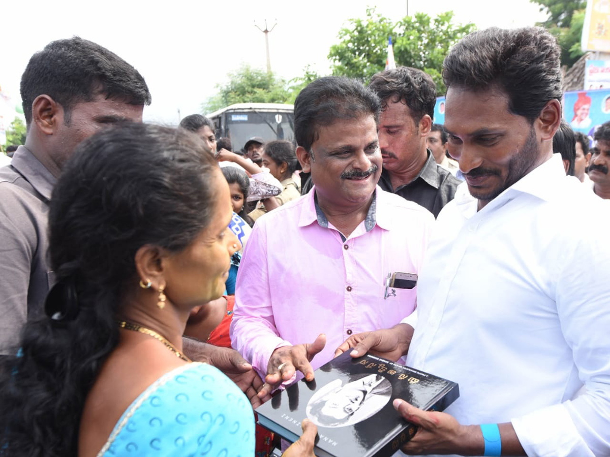 YS jagan padayatra photo gallery - Sakshi19