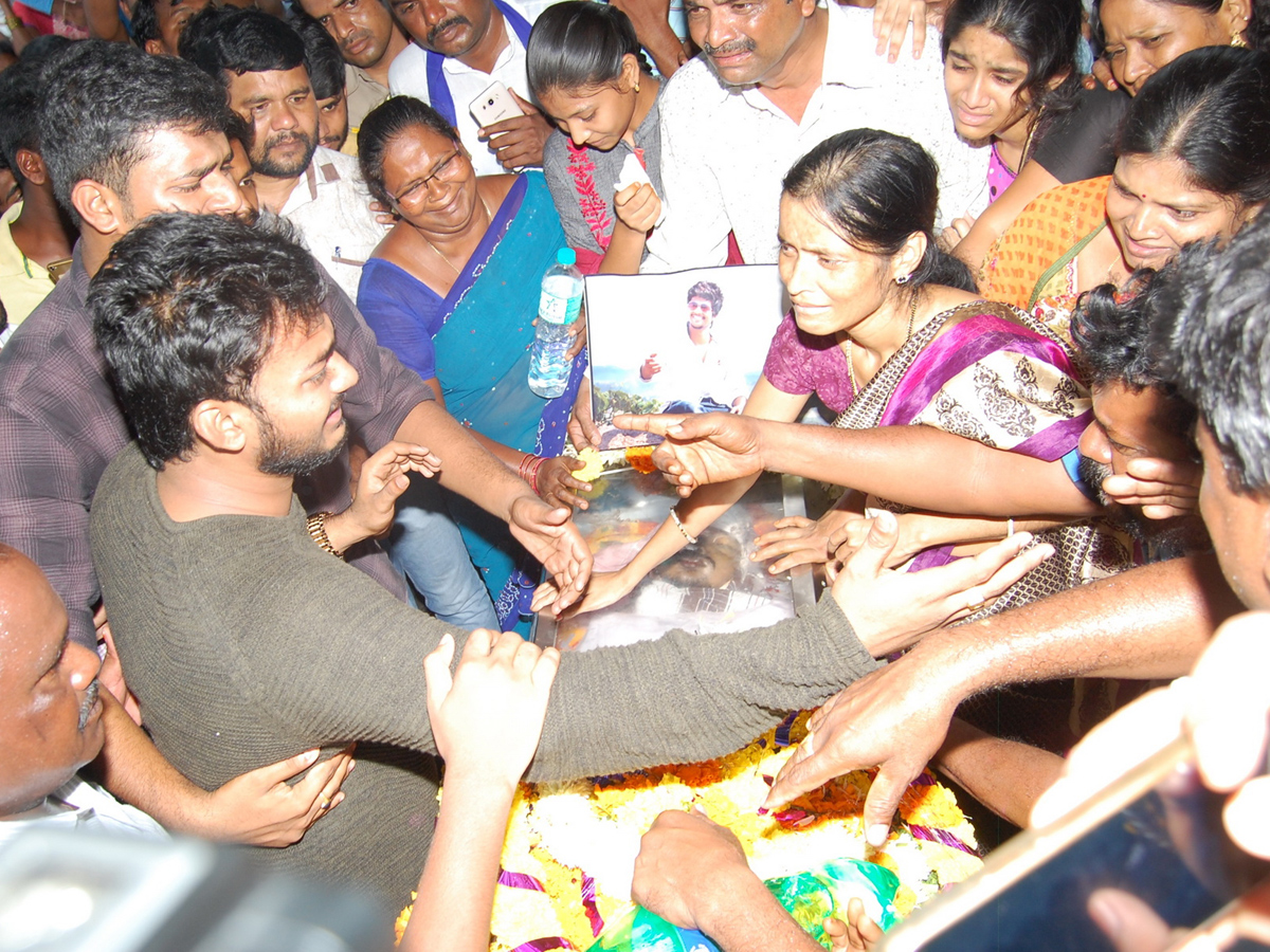 pranay perumalla funeral in miryalaguda - Sakshi1