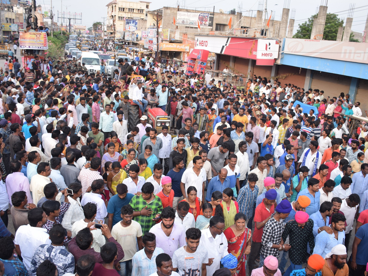 pranay perumalla funeral in miryalaguda - Sakshi10