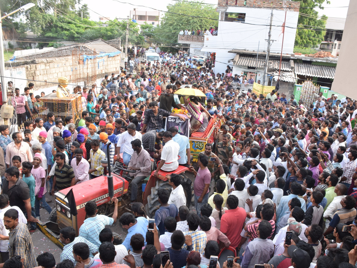 pranay perumalla funeral in miryalaguda - Sakshi5