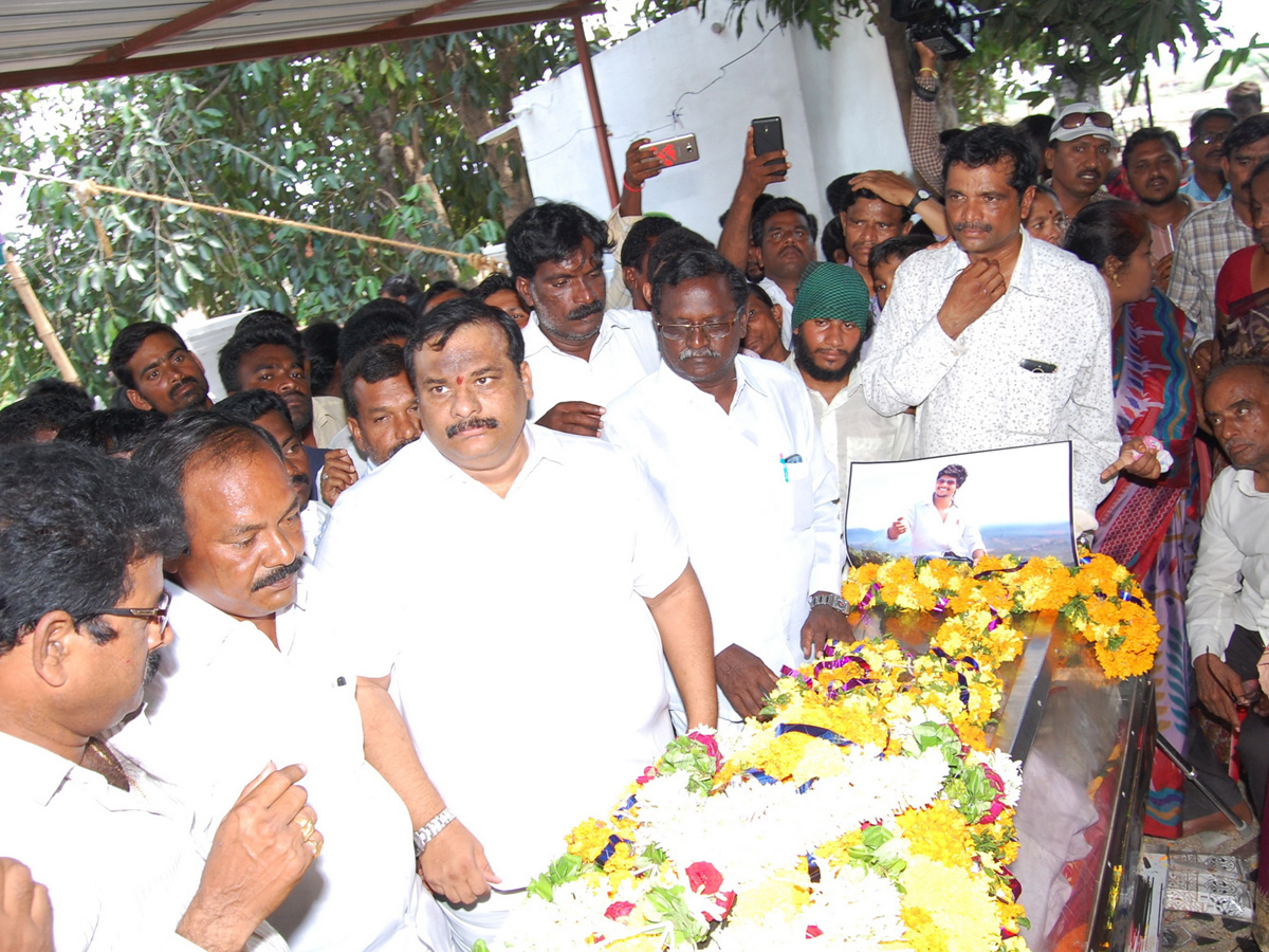 pranay perumalla funeral in miryalaguda - Sakshi7
