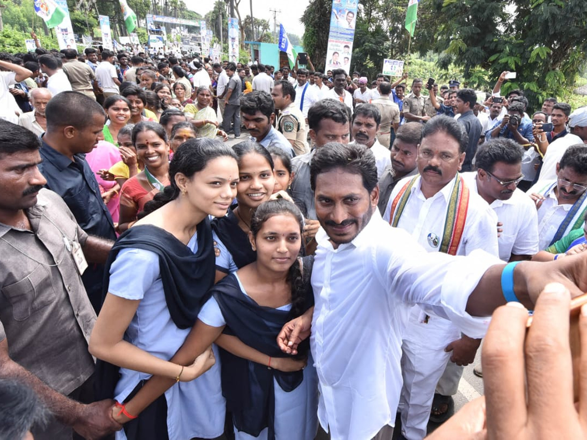 YS Jagan PrajaSankalpaYatra 264th Day Photo Gallery - Sakshi14