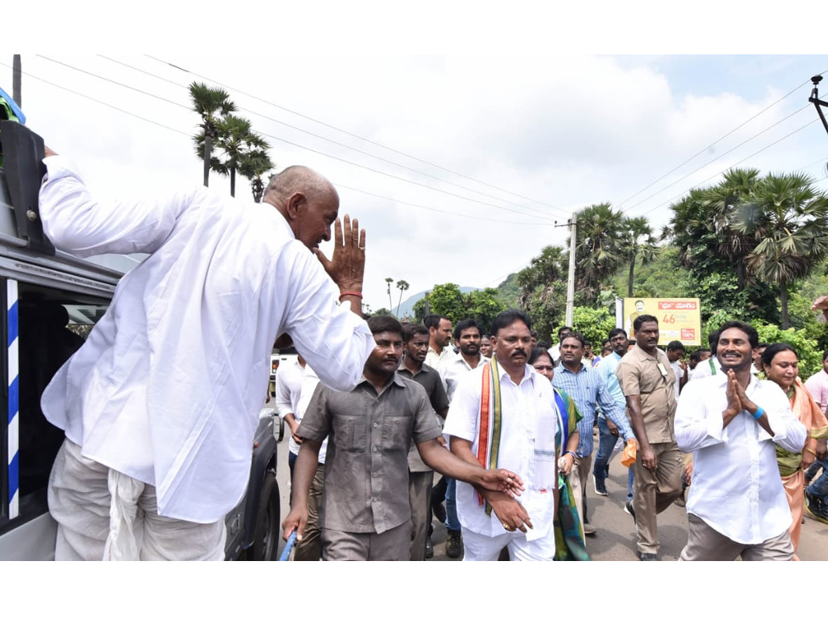 YS Jagan PrajaSankalpaYatra 264th Day Photo Gallery - Sakshi18