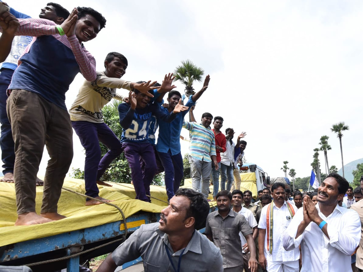 YS Jagan PrajaSankalpaYatra 264th Day Photo Gallery - Sakshi19