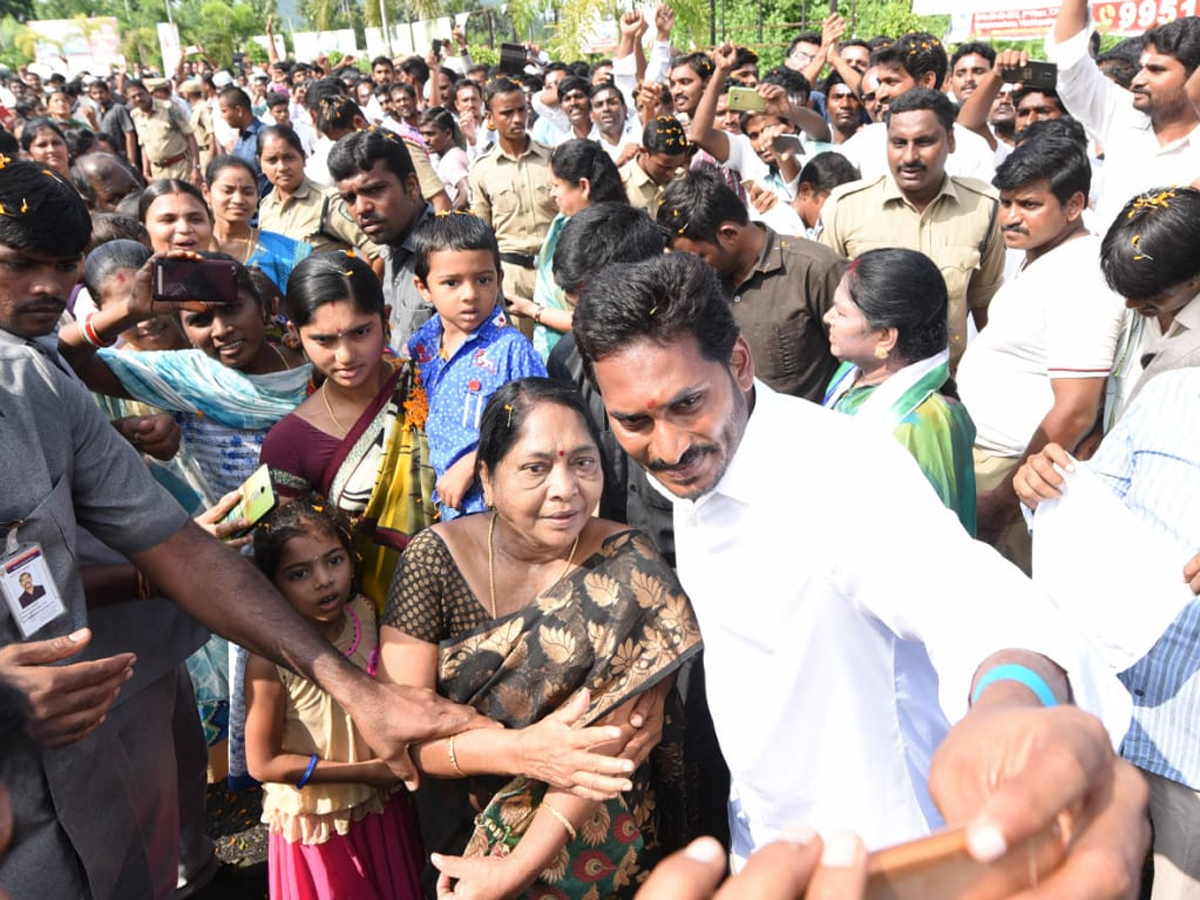 YS Jagan PrajaSankalpaYatra 264th Day Photo Gallery - Sakshi2