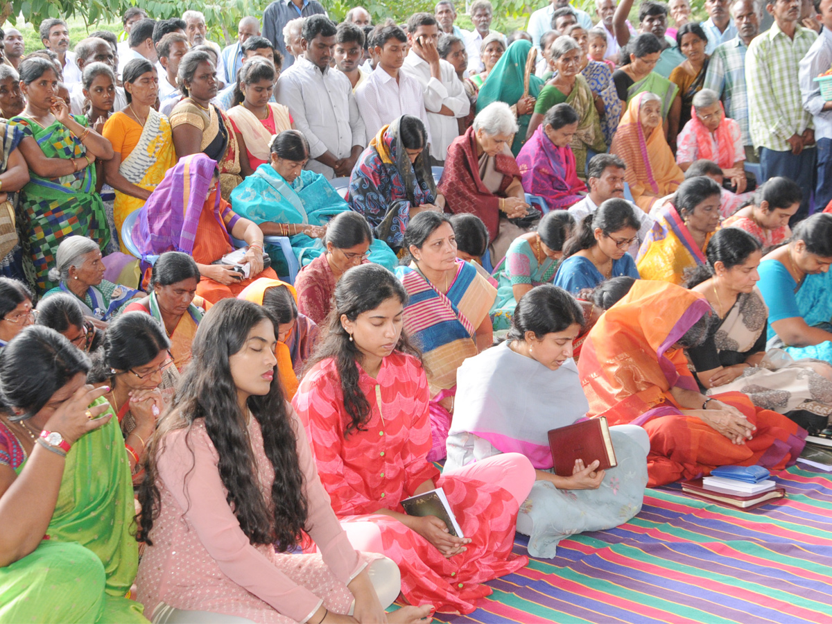 ys rajasekhara reddy family pays tributes ysr ninth death anniversary Photo Gallery - Sakshi5