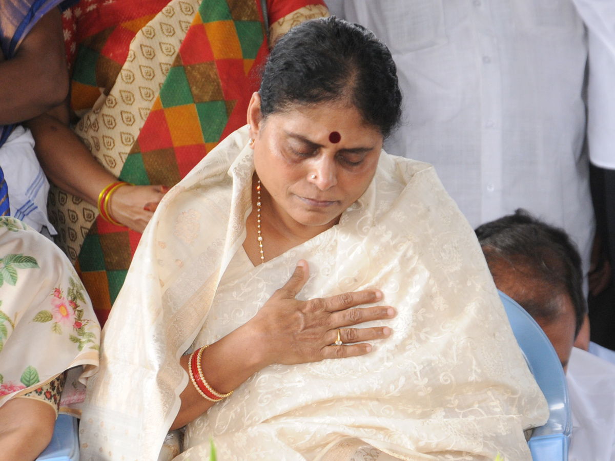 ys rajasekhara reddy family pays tributes ysr ninth death anniversary Photo Gallery - Sakshi6