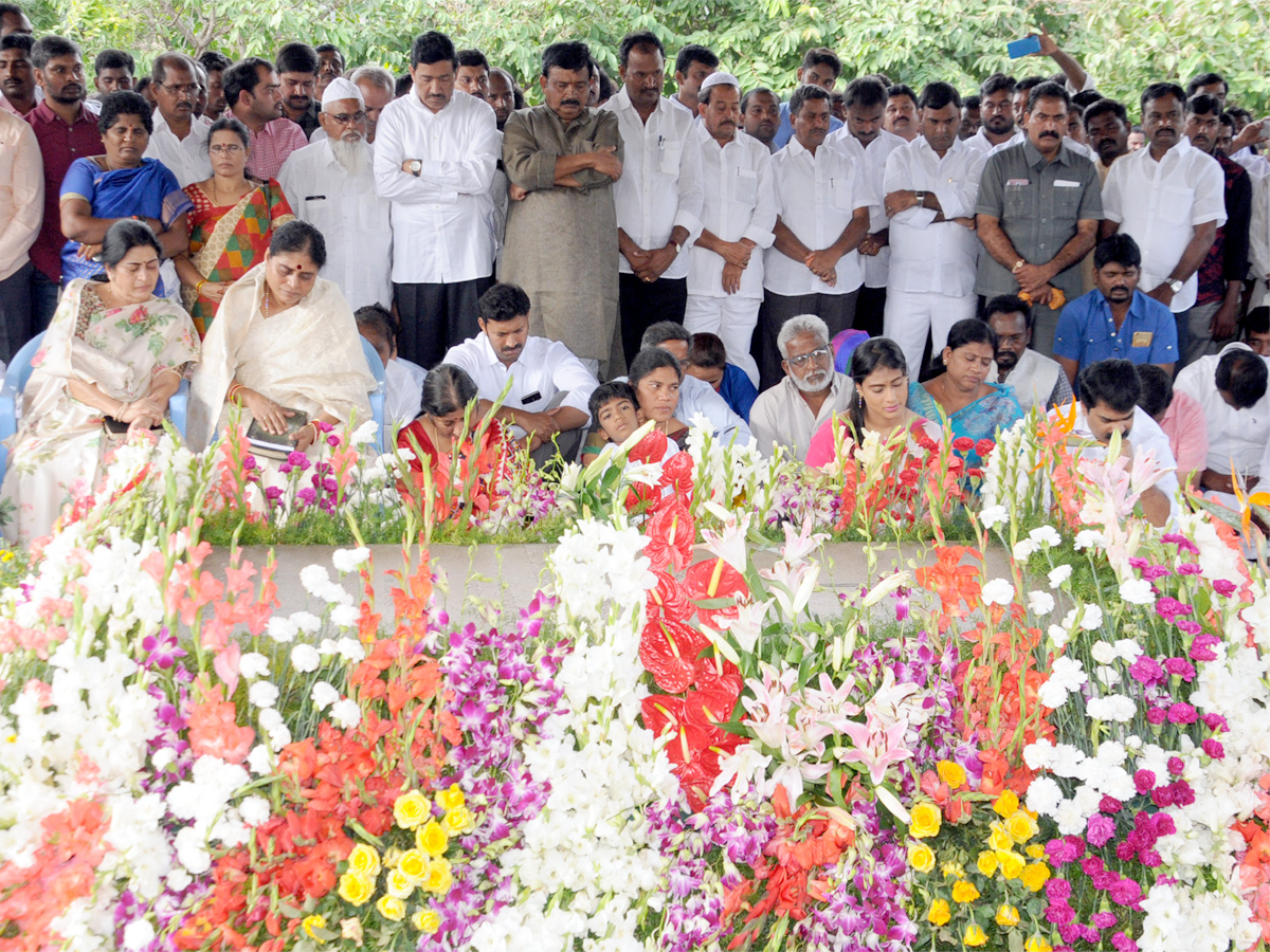 ys rajasekhara reddy family pays tributes ysr ninth death anniversary Photo Gallery - Sakshi7