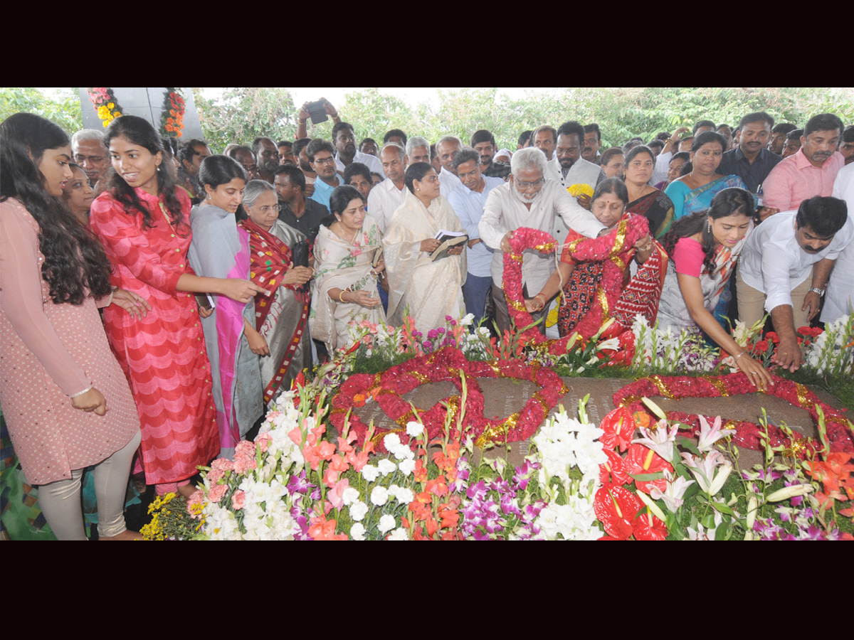 ys rajasekhara reddy family pays tributes ysr ninth death anniversary Photo Gallery - Sakshi8