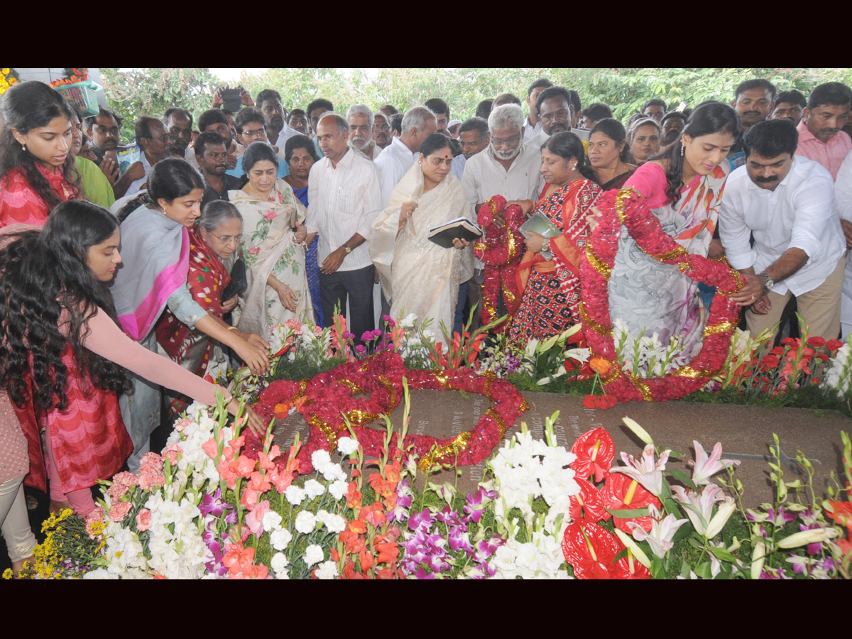 ys rajasekhara reddy family pays tributes ysr ninth death anniversary Photo Gallery - Sakshi10