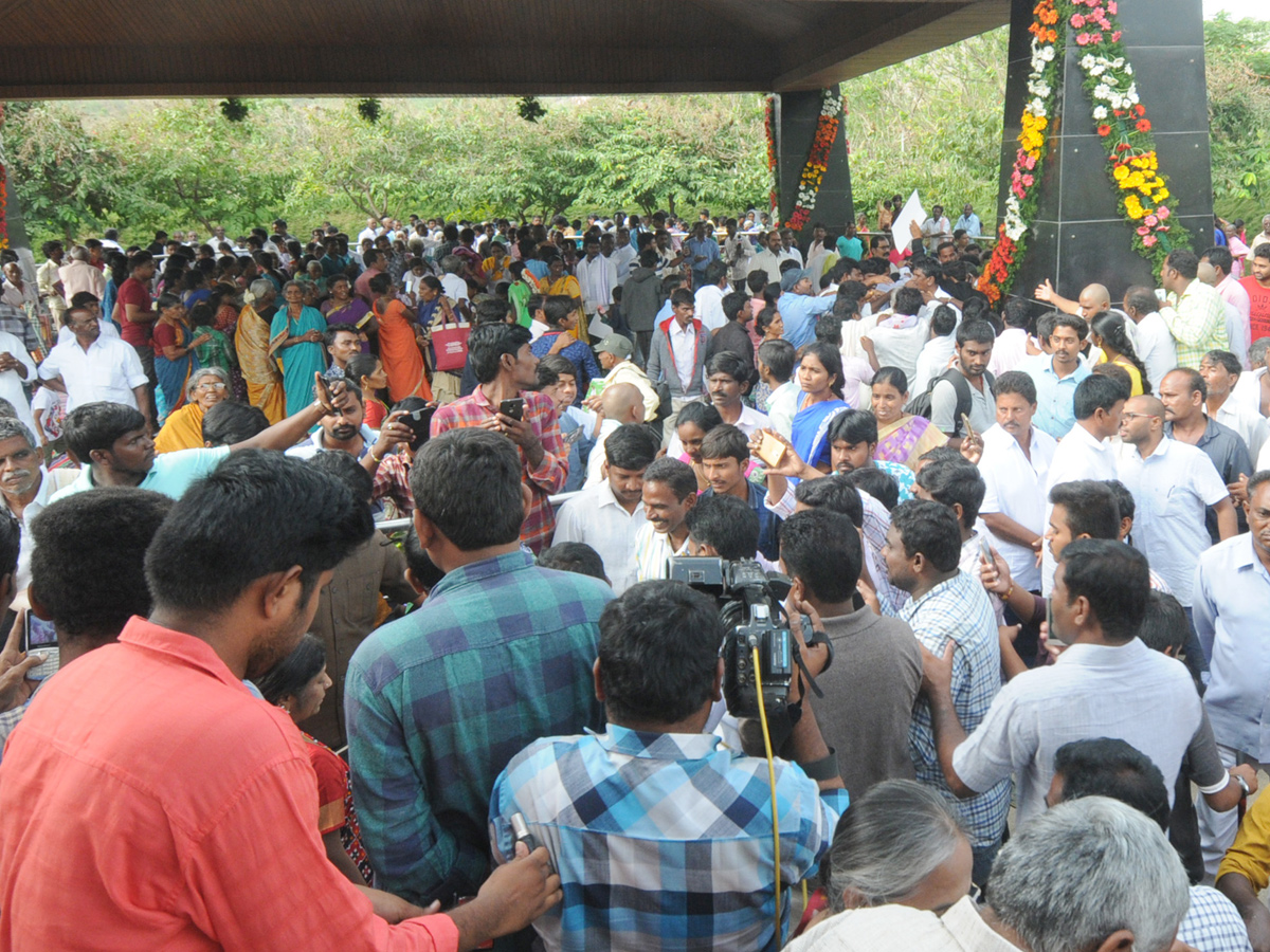 ys rajasekhara reddy family pays tributes ysr ninth death anniversary Photo Gallery - Sakshi14
