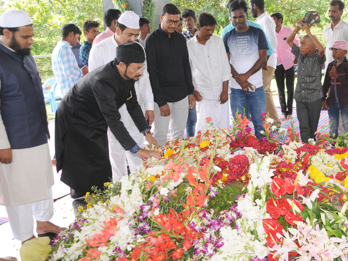 ys rajasekhara reddy family pays tributes ysr ninth death anniversary Photo Gallery - Sakshi15