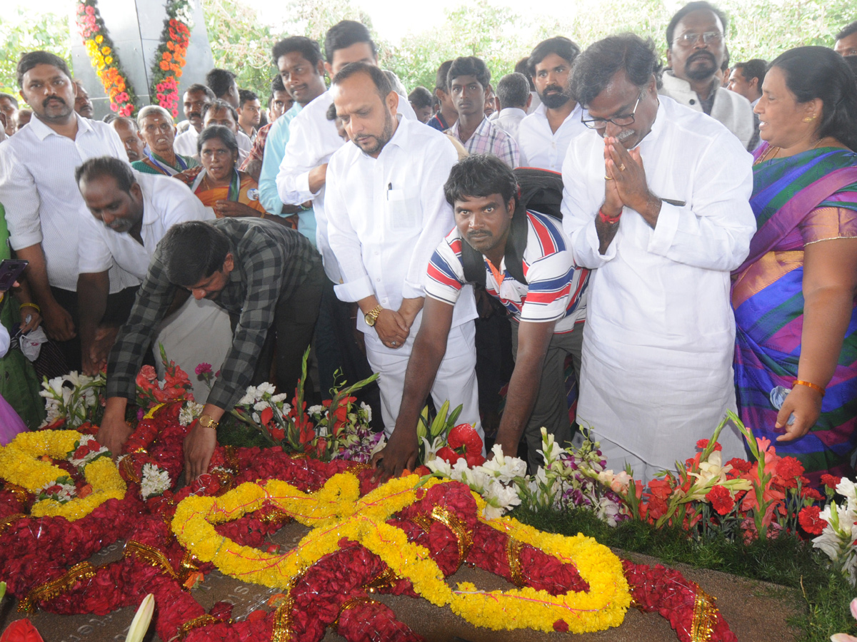 ys rajasekhara reddy family pays tributes ysr ninth death anniversary Photo Gallery - Sakshi16