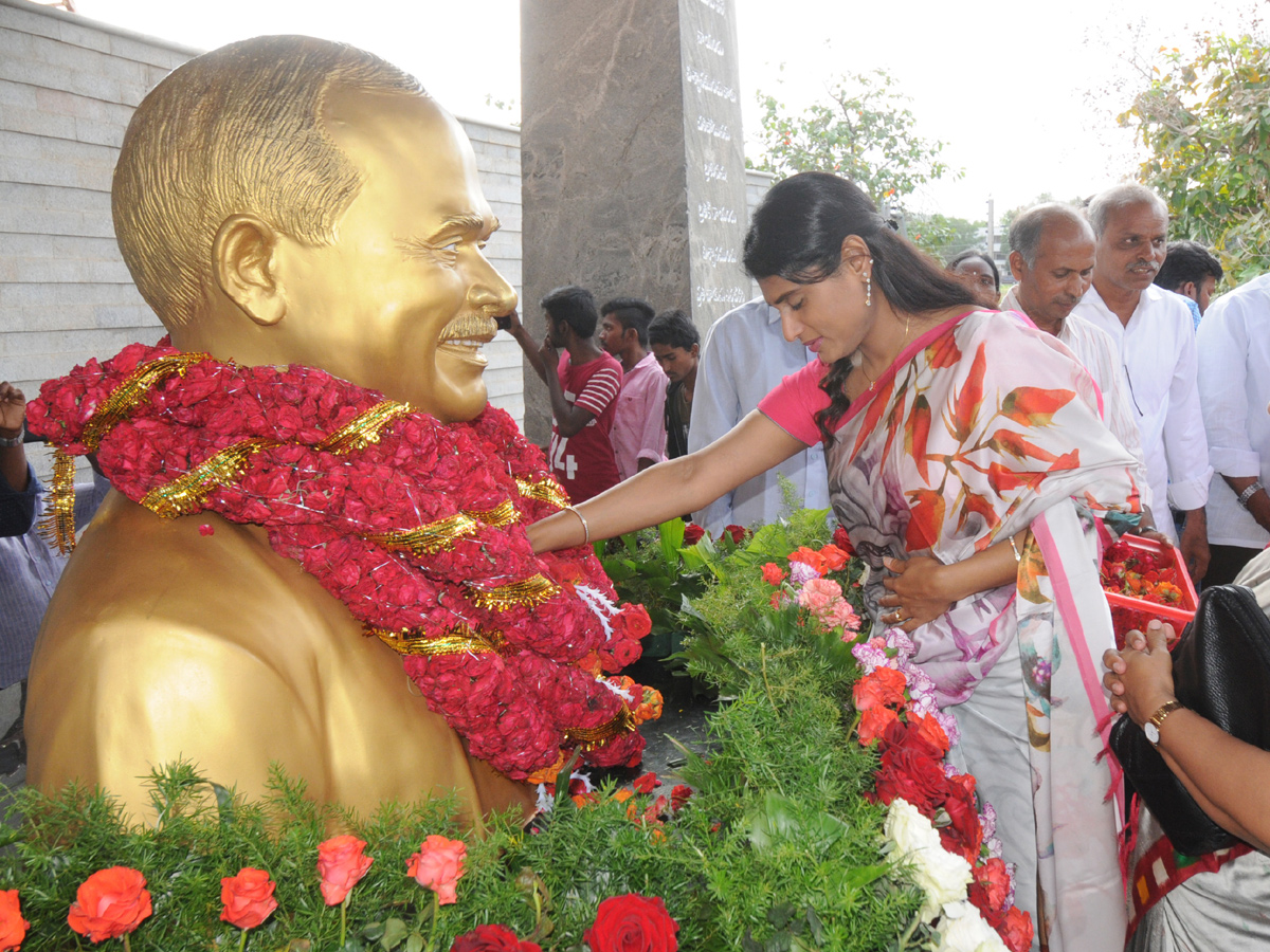 ys rajasekhara reddy family pays tributes ysr ninth death anniversary Photo Gallery - Sakshi2