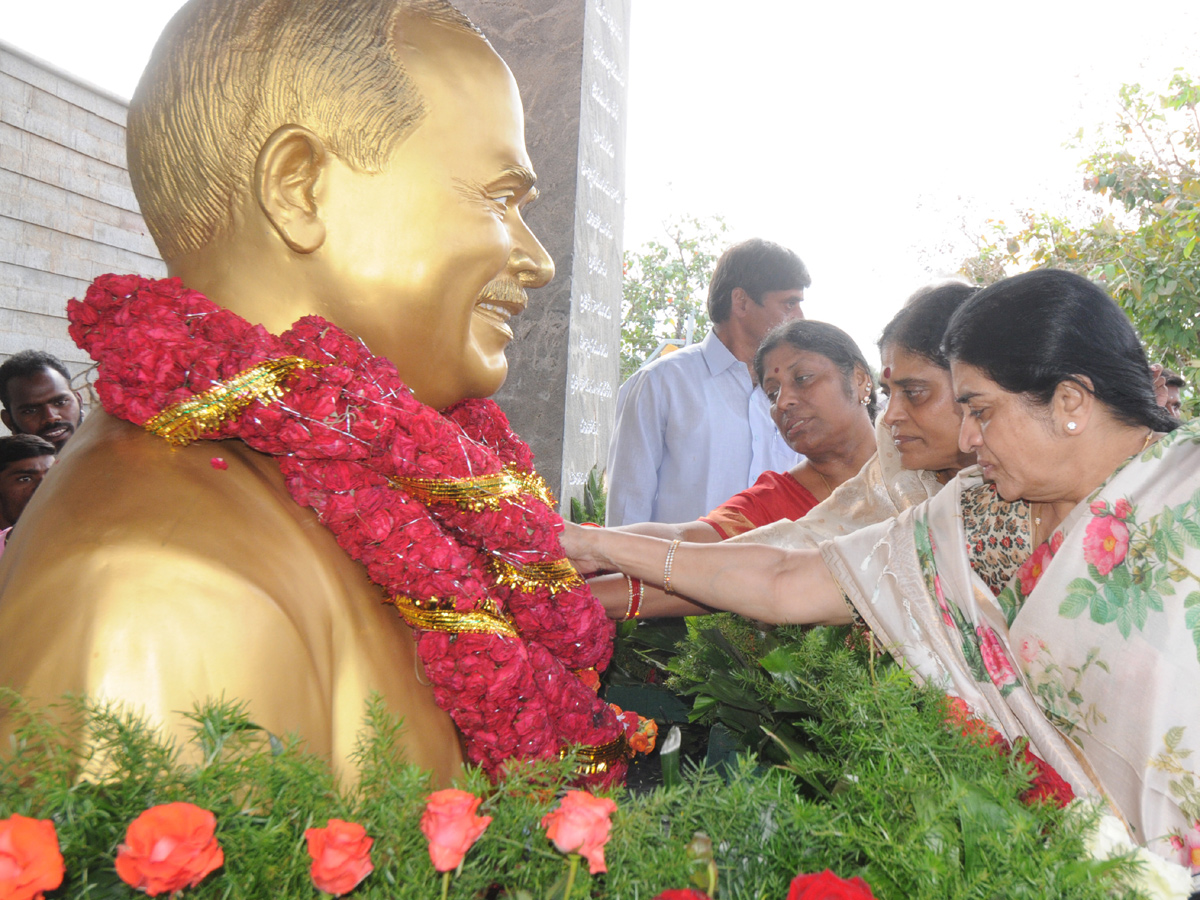 ys rajasekhara reddy family pays tributes ysr ninth death anniversary Photo Gallery - Sakshi3