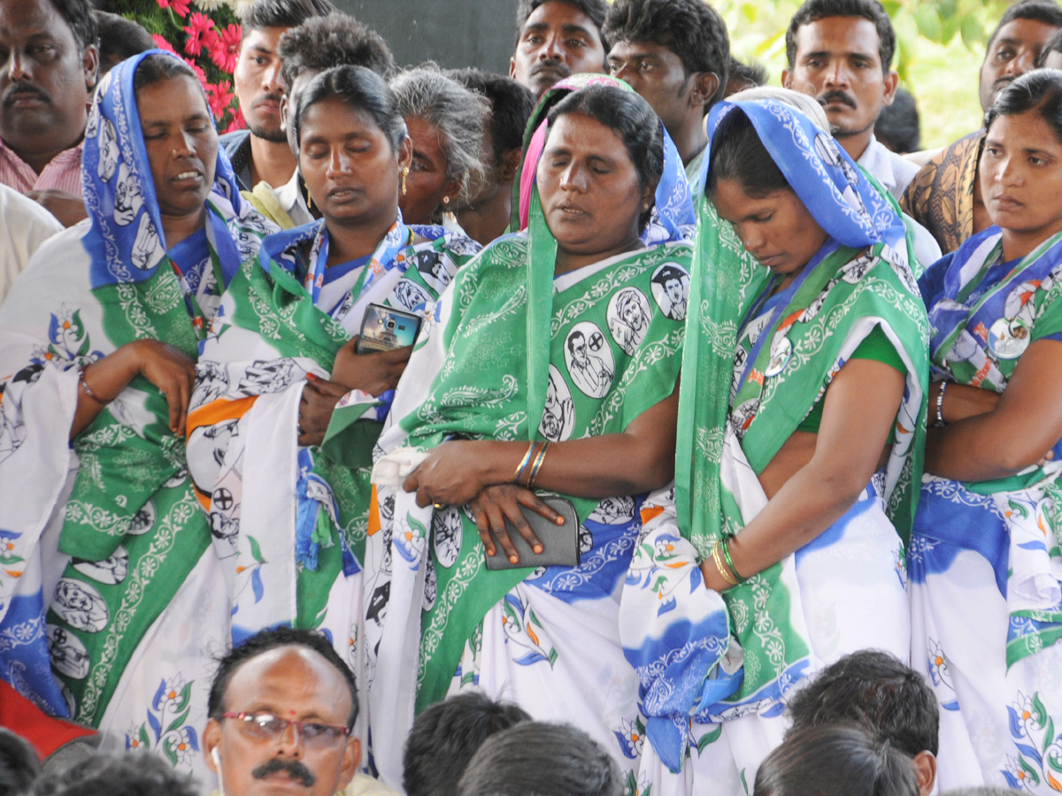 ys rajasekhara reddy family pays tributes ysr ninth death anniversary Photo Gallery - Sakshi18