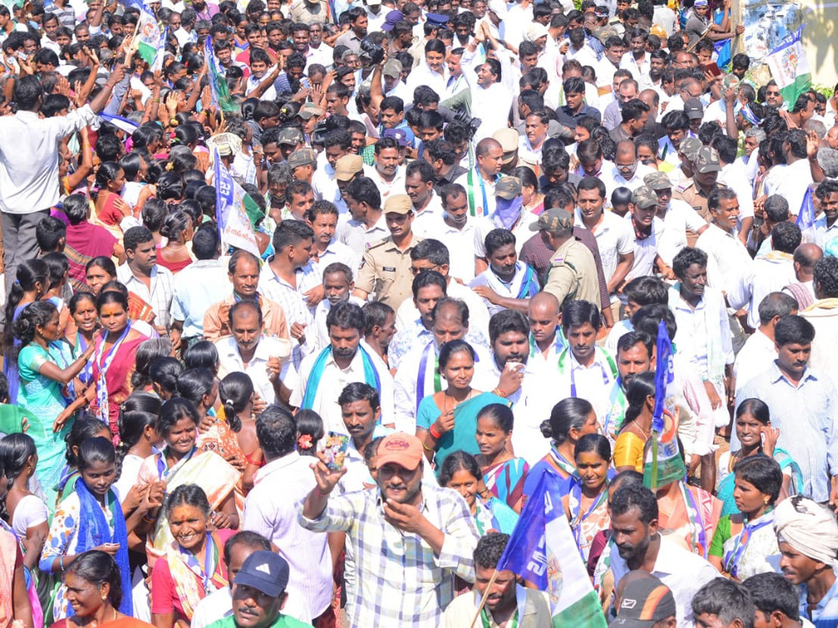 YS jagan padayatra photo gallery - Sakshi16