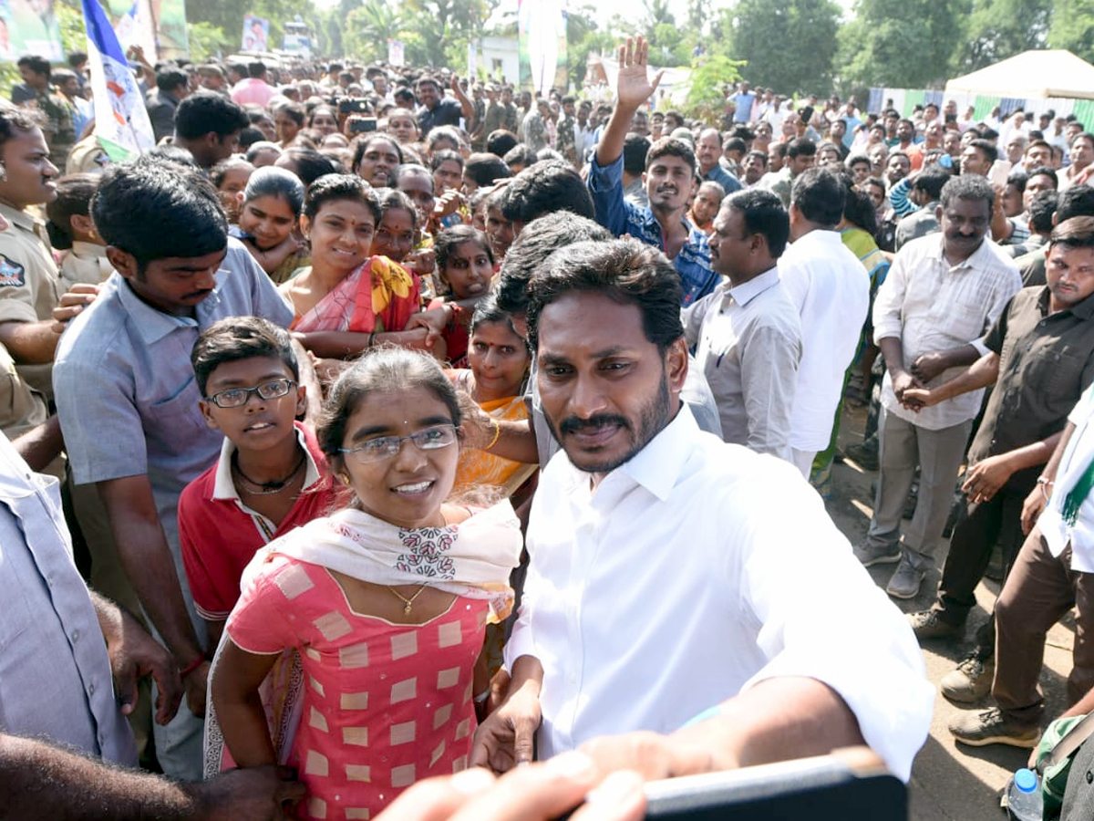 YS Jagan PrajaSankalpaYatra 254th Day Photo Gallery - Sakshi11