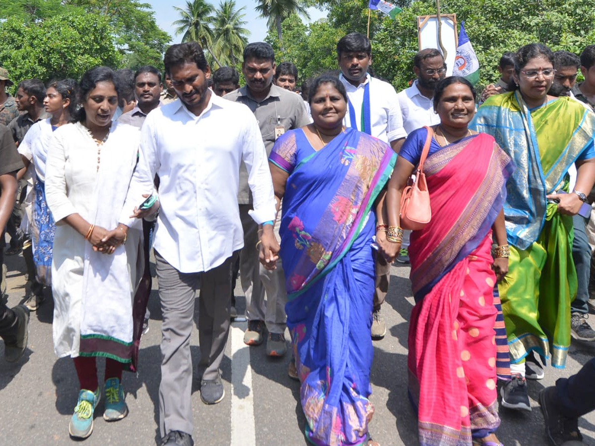 YS Jagan PrajaSankalpaYatra 254th Day Photo Gallery - Sakshi17