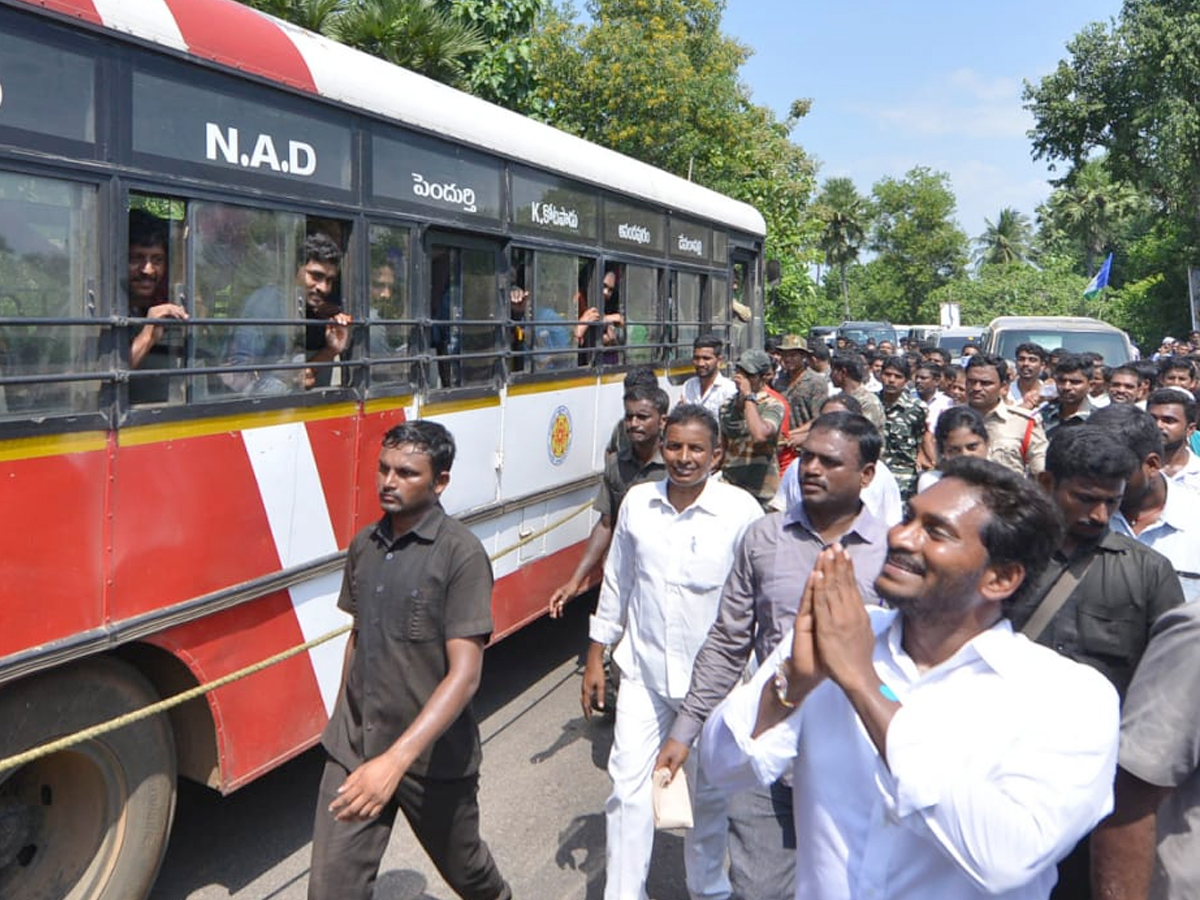 YS Jagan PrajaSankalpaYatra 254th Day Photo Gallery - Sakshi18
