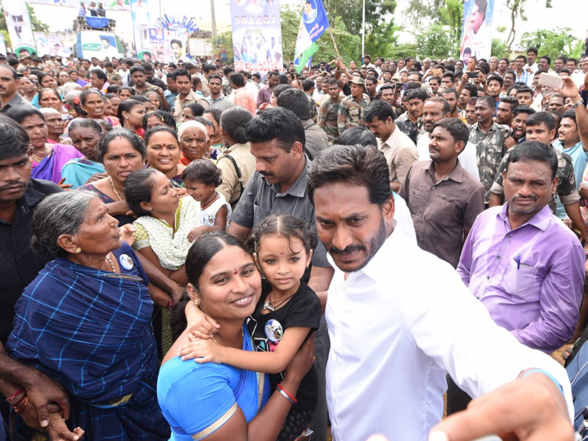YS Jagan PrajaSankalpaYatra 255th Day Photo Gallery - Sakshi12