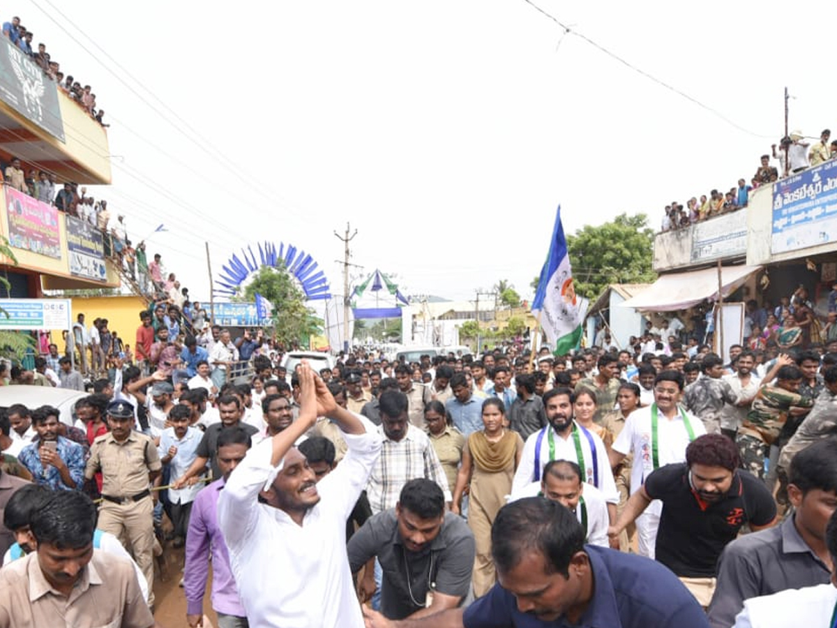 YS Jagan PrajaSankalpaYatra 255th Day Photo Gallery - Sakshi2