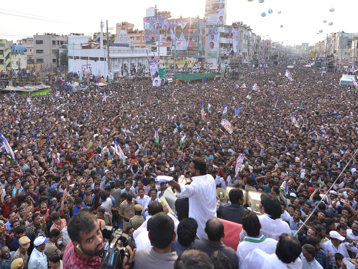 YS Jagan Public Meeting at Kancharapalem Photo Gallery - Sakshi17