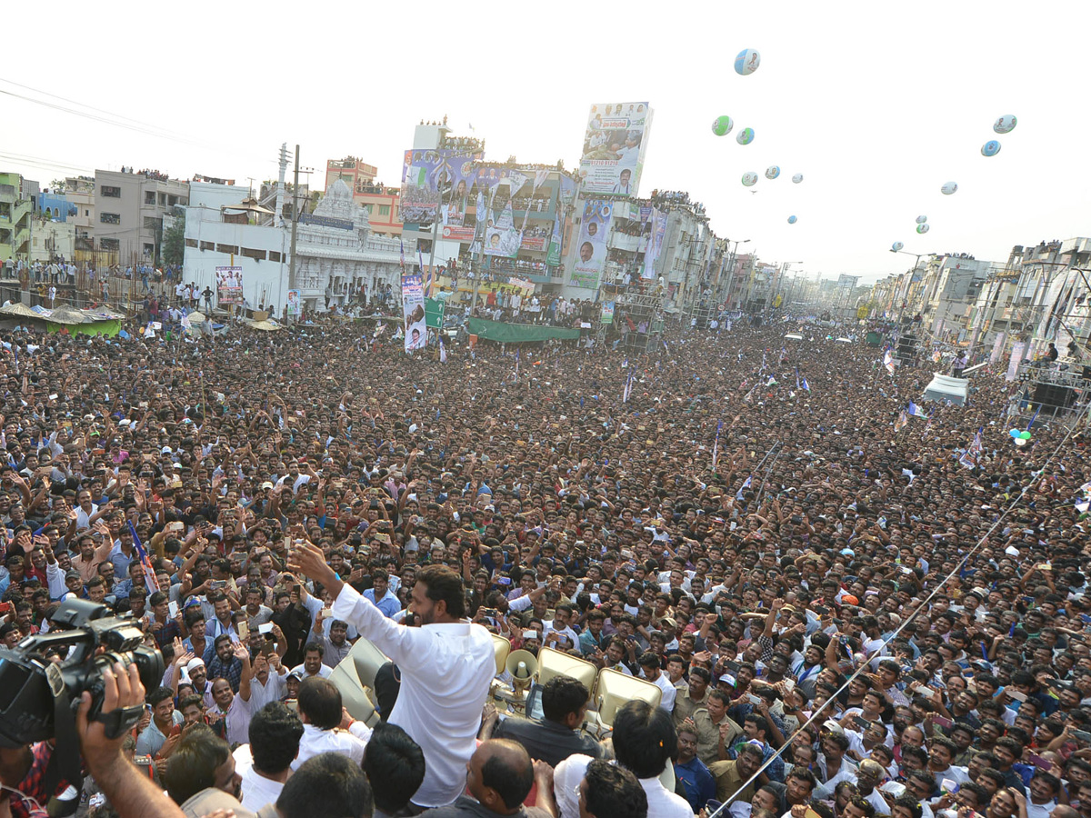 YS Jagan Public Meeting at Kancharapalem Photo Gallery - Sakshi8