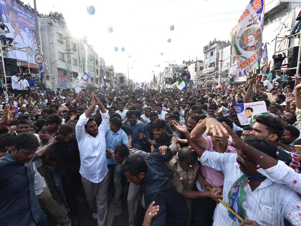 YS Jagan Public Meeting at Kancharapalem Photo Gallery - Sakshi9
