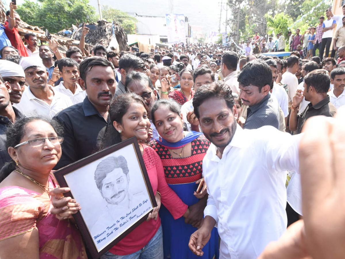 YS Jagan PrajaSankalpaYatra 258th Day Photo Gallery - Sakshi9